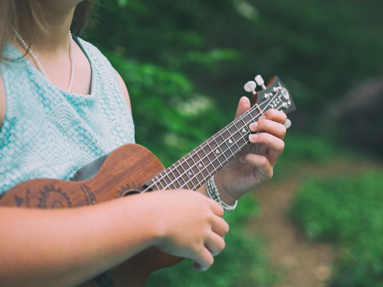 Read more about the article Ukulele Vs Guitar: Which One Should I Pick?