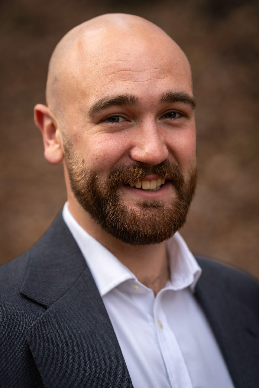 Reese Holahan headshot. He will be teaching Voice, Beginner Piano, Ukulele, Musiking at Performing Arts.